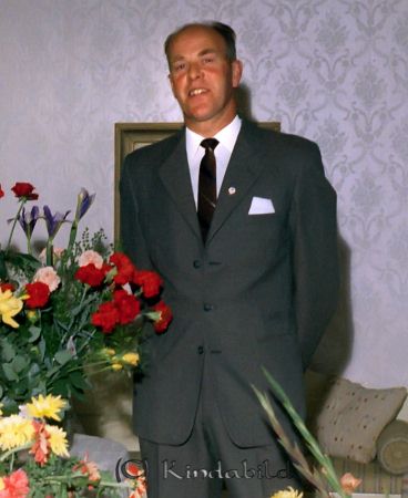 Artur Andersson Fridsdal Kisa
raja
Man som firas med en stor mängd blommor på sin 50-årsdag  
Nyckelord: Andersson Kisa