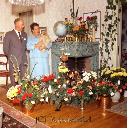 Artur Andersson Fridsdal Kisa
raja
Man som firas med en stor mängd blommor på sin 50-årsdag tillsammans med sin fru som håller en liten hund i famnen 
Nyckelord: Andersson Kisa