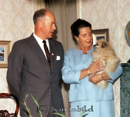 Artur Andersson Fridsdal Kisa
raja
Man som firas med en stor mängd blommor på sin 50-årsdag tillsammans med sin fru som håller en liten hund i famnen 
Nyckelord: Andersson Kisa