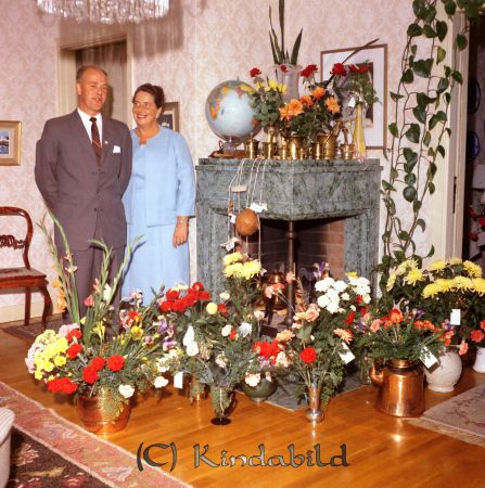 Artur Andersson Fridsdal Kisa
raja
Man som firas med en stor mängd blommor på sin 50-årsdag tillsammans med sin fru 
Nyckelord: Andersson Kisa