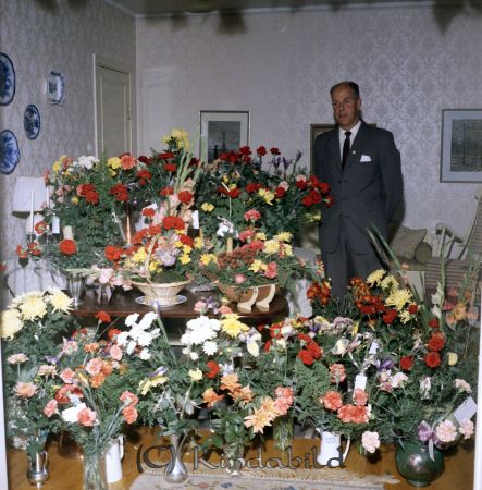 Artur Andersson Fridsdal Kisa
raja
Man som firas med en stor mängd blommor på sin 50-årsdag 
Nyckelord: Andersson Kisa
