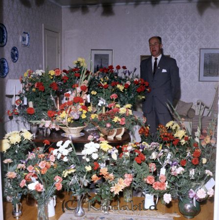 Artur Andersson Fridsdal Kisa
raja
Man som firas med en stor mängd blommor på sin 50-årsdag 
Nyckelord: Andersson Kisa