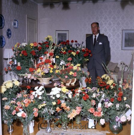 Artur Andersson Fridsdal Kisa
raja
Man som firas med en stor mängd blommor på sin 50-årsdag 
Nyckelord: Andersson Kisa