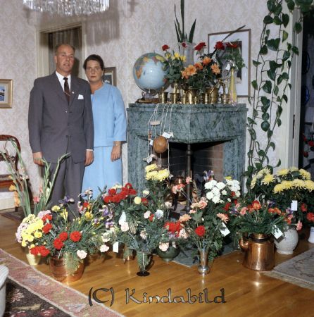 Artur Andersson Fridsdal Kisa
raja
Man som firas med en stor mängd blommor på sin 50-årsdag tillsammans med sin fru
Nyckelord: Andersson Kisa