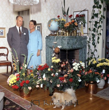 Artur Andersson Fridsdal Kisa
raja
Man som firas med en stor mängd blommor på sin 50-årsdag tillsammans med sin fru
Nyckelord: Andersson Kisa