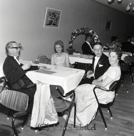 Fänrik Skiöld Prästgården Kisa
raja
Bröllopsfest i Folkets Hus 

raja
Till vänster prosten Gustaf Sköild, far till brudgummen. 
Källa: Gerd Pettersson

Nyckelord: Skiöld Kisa