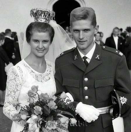Fänrik Skiöld Prästgården Kisa
raja
Brudpar

raja
Ove Ingemar Carl Gustaf Skiöld född 1938 i Ingatorp och Gerd Margareta Lago född 1941 i Säby. 
Källa: Gerd Pettersson

Nyckelord: Skiöld Kisa