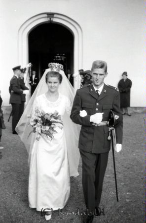 Fänrik Skiöld Prästgården Kisa
raja
Brudpar

raja
Brudgummen Ove Ingemar Carl Gustaf Skiöld född 1938, son till kyrkoherde Gustaf Skiöld.
Bruden Gerd Margareta Lago född 1941 i Säby. 
Källa: Gerd Pettersson

Nyckelord: Skiöld Kisa