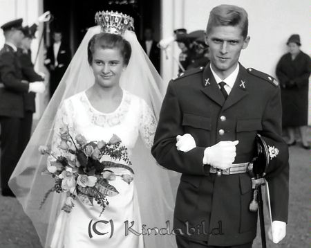 Fänrik Skiöld Prästgården Kisa
raja
Brudpar

raja
Ove Ingemar Carl Gustaf Skiöld född 1938, son till kyrkoherde Gustaf Skiöld och hans hustru Margit.
Bruden Gerd Margareta Lago född 1941 i Säby. 
Källa: Gerd Pettersson

Nyckelord: Skiöld Kisa