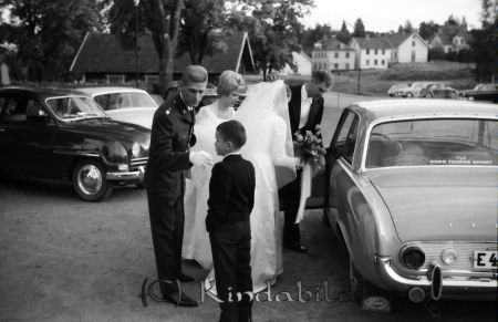 Fänrik Skiöld Prästgården Kisa
raja
Brudpar

raja
Utanför Kisa kyrka. I bakgrunden syns fastigheten Ekäng och gamla pingstkyrkan. 
Källa: Gerd Pettersson


Nyckelord: Skiöld Skiöld