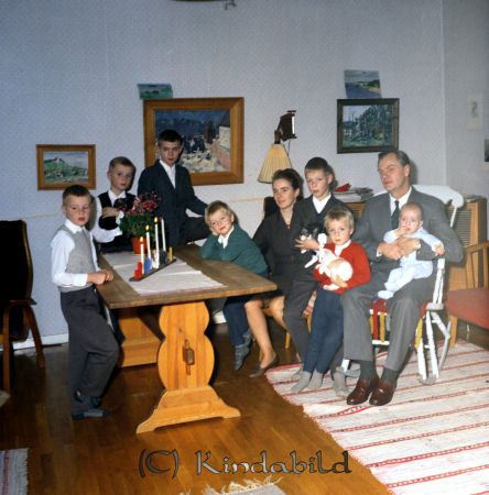 Nilsson Kisa
pim
Familjeporträtt
Britta och Stig Nilsson med söner

raja
Adjunkt Stig Nilsson började undervisa på Kisa Kommunala Realskola 1956. Brita Nilsson arbetade som underläkare på Kisa Lasarett. Där fanns två underläkare som delade på jouren. Lasarettet var öppet hela dygnen alla dagar i veckan. 
Källa: mayca

raja
Sönerna till Stig och Brita Nilsson
Måns, Ola, Peder, Jens, Pontus, Daniel och Pål
Folkräkning 1970 
Källa: Gerd Pettersson

Nyckelord: Nilsson Kisa