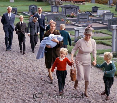 Nilsson Kisa
pim
Familjeporträtt
Familjen Britta och Stig Nilsson med söner på väg till dop i Tidersrums kyrka
Nyckelord: Nilsson Kisa