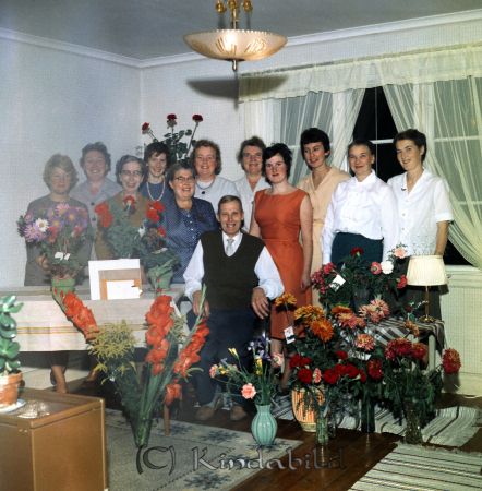 Vaktmästare Nils Ceedig Grönendegatan Kisa
raja
Man som firar sin 60-årsdag tillsammans med ett antal kvinnor

raja
Fr vä Maj-Britt Larsson, Margit Ljung. Sonja Svärd, Vivianne Frid, Birgit Carlsson, Lydia Larsson, Ellen Germundsson, Gun Davidsson, Dagny Johansson, Dagny Pettersson och Elly Sandell. 
Källa: Margareta Carlsson

Nyckelord: Ceedig Kisa