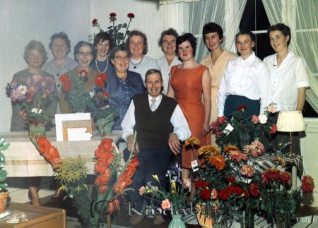 Vaktmästare Nils Ceedig Grönendegatan Kisa
raja
Man som firar sin 60-årsdag tillsammans med ett antal kvinnor
Nyckelord: Ceedig Kisa
