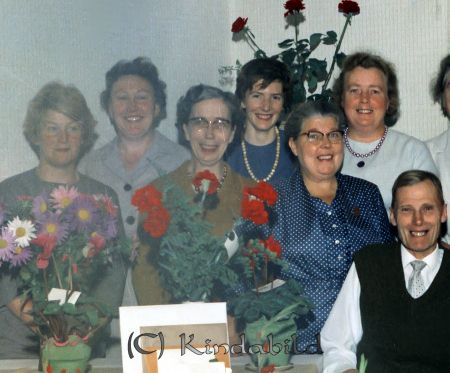 Vaktmästare Nils Ceedig Grönendegatan Kisa
raja
Man som firar sin 60-årsdag tillsammans med ett antal kvinnor

raja
Nils Ceedig var vaktmästare på ålderdomshemmet i Kisa. Här omgiven av arbetskamraterna.
Fr vänster Maj-Britt Larsson, Margit Ljung, Sonja Svärd, Vivanne Frid, Birgit Karlsson och Lydia Larsson.
Källa: Studiegruppen hembygdsgården 
Nyckelord: Ceedig Kisa