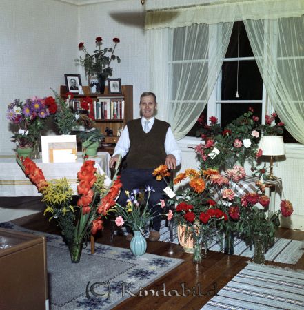 Vaktmästare Nils Ceedig Grönendegatan Kisa
raja
Man som firar sin 60-årsdag omgiven av blommor
Nyckelord: Ceedig Kisa
