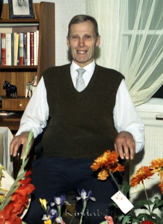 Vaktmästare Nils Ceedig Grönendegatan Kisa
raja
Man som firar sin 60-årsdag omgiven av blommor
Nyckelord: Ceedig Kisa