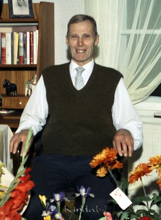 Vaktmästare Nils Ceedig Grönendegatan Kisa
raja
Man som firar sin 60-årsdag omgiven av blommor
Nyckelord: Ceedig Kisa