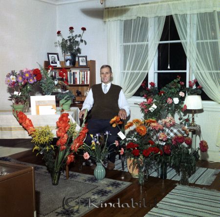 Vaktmästare Nils Ceedig Grönendegatan Kisa
raja
Man som firar sin 60-årsdag omgiven av blommor
Nyckelord: Ceedig Kisa
