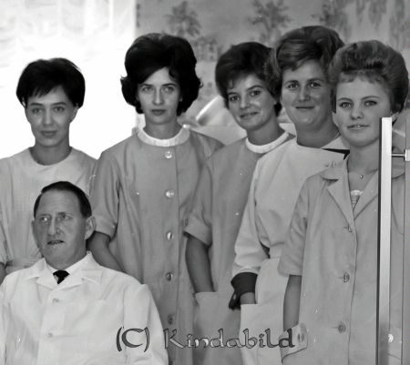 Håkansson Kisa
pim
Grupporträtt
Håkansson damfrisering 
�?ppnade 1964 i kommunhuset när detta stod färdigt.

raja
Från vänster Oili Germundsson, Helga Holmlund, Barbro Palmkvist, Elisabeth Andersson.
Sittande Frisör Gustav Håkansson.
Källa: Asta Oskarsson
Källa: Studiegruppen hembygdsgården. 
Nyckelord: Håkansson Kisa