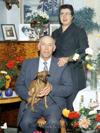 Ragnar Olsson Grönedegatan 53 Kisa
raja
Man som firar sin 60-årsdag tillsammans med sin fru och en hund

raja
Ragnar gift med Svea Andersson och hade en dotter Birgitta.
 Sveas två syskon heter Olle Albertsson o Eva Roos
 Källa: Studiegruppen Hembygdsgården 
Nyckelord: Olsson Kisa