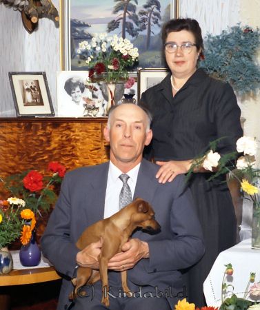 Ragnar Olsson Grönedegatan 53 Kisa
raja
Man som firar sin 60-årsdag tillsammans med sin fru och en hund
Nyckelord: Olsson Kisa