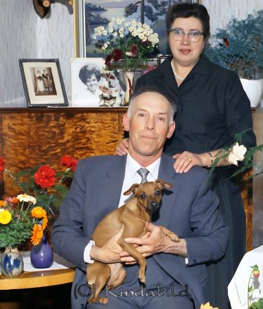 Ragnar Olsson Grönedegatan 53 Kisa
raja
Man som firar sin 60-årsdag tillsammans med sin fru och en hund
Nyckelord: Olsson Kisa