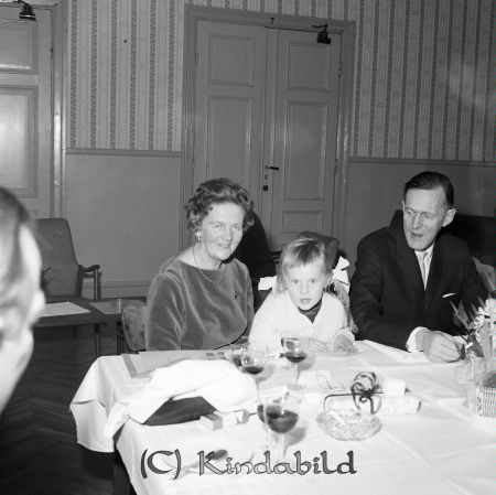 Fröken Järnland Sonebo Rimforsa
raja
Kvinna som håller 60-årskalas 

raja
Till vänster Anna Järnland. 
Källa: Gerd Pettersson 

Nyckelord: Järnland Rimforsa