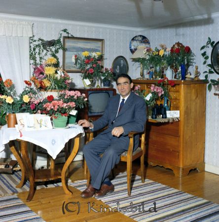 Nysten Kvarntorp
raja
Man som firar sin 60-årsdag omgiven av blommor
Nyckelord: Nysten Kvarntorp