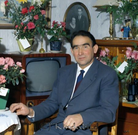 Nysten Kvarntorp
raja
Man som firar sin 60-årsdag omgiven av blommor
Nyckelord: Nysten Kvarntorp