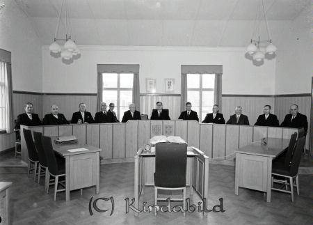 Häradsrätten Kisa
raja
Bild tagen i en rättssal med domaren och nämndemänen
Nyckelord: Häradsrätten Kisa