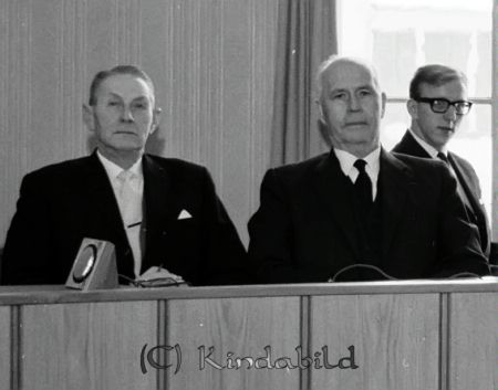 Häradsrätten Kisa
raja
Bild tagen i en rättssal med domaren och nämndemänen
Nyckelord: Häradsrätten Kisa