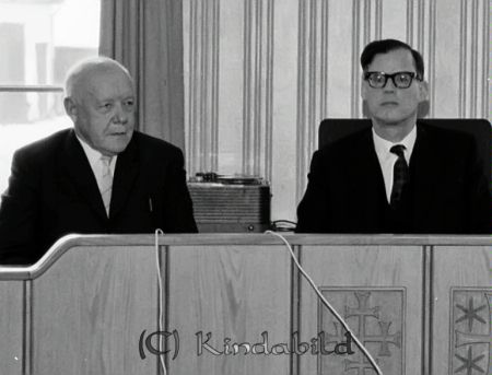 Häradsrätten Kisa
raja
Bild tagen i en rättssal med domaren och nämndemänen
Nyckelord: Häradsrätten Kisa