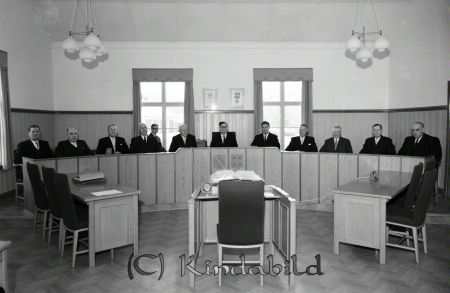 Häradsrätten Kisa
raja
Bild tagen i en rättssal med domaren och nämndemänen
Nyckelord: Häradsrätten Kisa