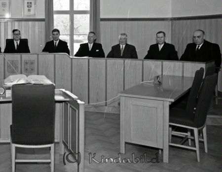 Häradsrätten Kisa
raja
Bild tagen i en rättssal med domaren och nämndemänen
Nyckelord: Häradsrätten Kisa
