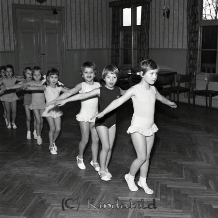 Barnbaletten Hotellet Kisa
raja
Flickor som övar på balettdans 
Nyckelord: Barnbaletten Kisa