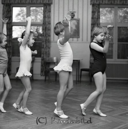 Barnbaletten Hotellet Kisa
raja
Flickor som övar på balettdans 
Nyckelord: Barnbaletten Kisa