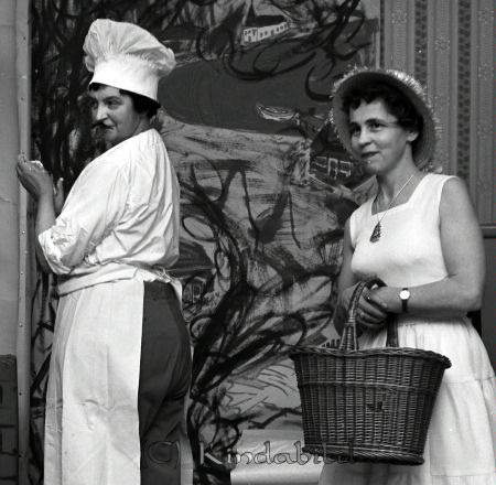 Kisa Sångkör ?rsfest
raja
Bild på en teaterföreställning

raja
Fr höger Siv Larsson, gift med järnvägstjänsteman Erik Larsson.
Till vänster Margit Stahre-?berg.
Källa: Studiegruppen hembygdsgården 
Nyckelord: Sångkör Kisa