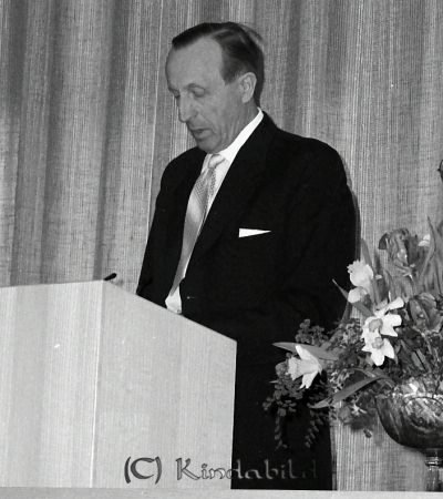 Kommunalhuset Invigning
raja
En man i talarstolen 

raja
Kommunalnämndens ordförande Gillis Johansson, Korpklev. 
Källa: Gerd Pettersson

Nyckelord: Kommunalhuset Kisa