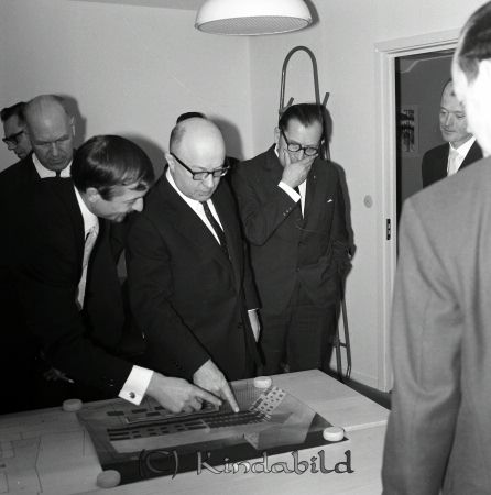 Kommunalhuset Invigning Kisa
raja
Ritning som beskådas av ett antal män

raja
Mitt i bild landshövding Per Eckerberg, född 1913 i Danmark, död 1990 �?gatan 39 Söderköping. 
Källa: Gerd Pettersson

raja
T vänster kan vara Karl-Erik Everland.
Källa: Studiegruppen hembygdsgården 
Nyckelord: Kommunalhuset Kisa
