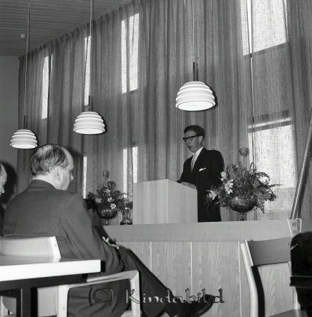 Kommunalhuset Invigning
raja
En man i talarstolen

raja
Mitt i bild landshövding Per Eckerberg, född 1913 i Danmark, död 1990 ?gatan 39 Söderköping. 
Källa: Gerd Pettersson

Nyckelord: Kommunalhuset Kisa