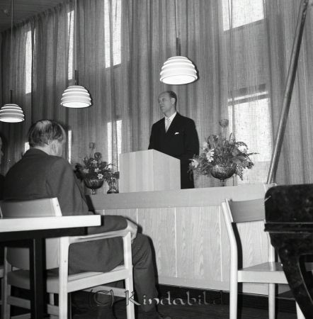 Kommunalhuset Invigning
raja
En man i talarstolen

raja
I talarstolen, kommunalkamrer Kurt Nordenberg Kisa. 
Källa: Gerd Pettersson

Nyckelord: Kommunalhuset Kisa