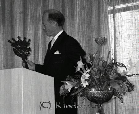 Kommunalhuset Invigning
raja
En man i talarstolen
Nyckelord: Kommunalhuset Kisa