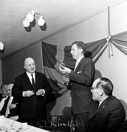 Kommunalhuset Invigning
raja
Två män som står vid ett bord varav den ene håller en ordförandeklubba i handen

raja
Från vänster landshövding Per Eckerberg och kommunfullmäktiges ordförande Ville Sandelius. 
Källa: Gerd Pettersson

Nyckelord: Kommunalhuset Kisa