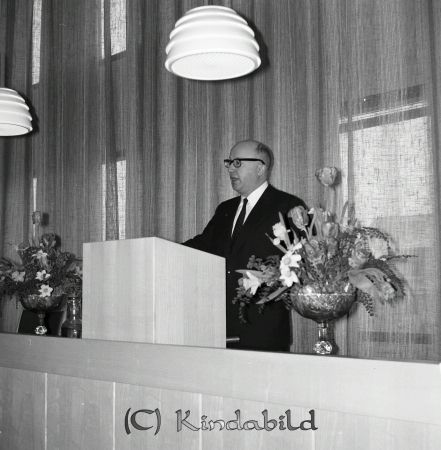 Kommunalhuset Invigning Kisa
raja
En man i talarstolen
Nyckelord: Kommunalhuset Kisa