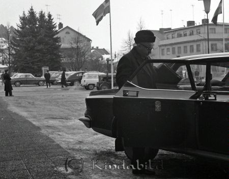 Kommunalhuset Invigning
raja
En man på väg in i en bil

raja
Landshövding Per Eckerberg på väg in i bilen efter invigningen. 
Källa: Gerd Pettersson

Nyckelord: Kommunalhuset Kisa