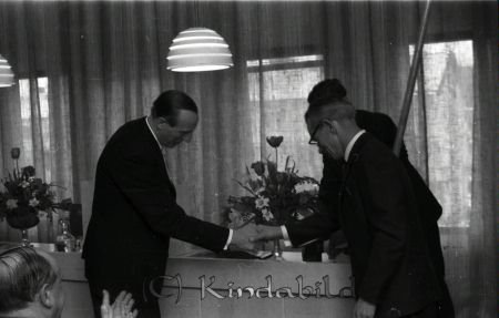 Kommunalhuset Invigning
raja
Foto på två män som handtackar
Nyckelord: Kommunalhuset Kisa