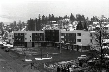 Kommunalhuset Invigning
raja
Bild på kommunalhuset med torget nere i högra hörnet
Nyckelord: Kommunalhuset Kisa