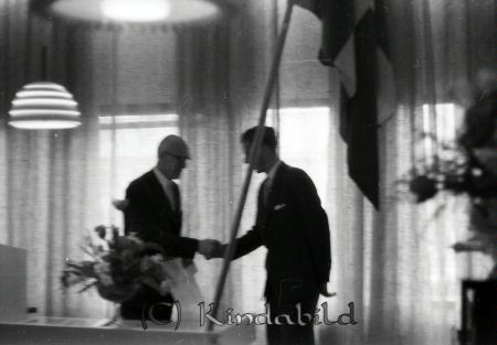 Kommunalhuset Invigning
raja
Foto på två män som handtackar 
Nyckelord: Kommunalhuset Kisa