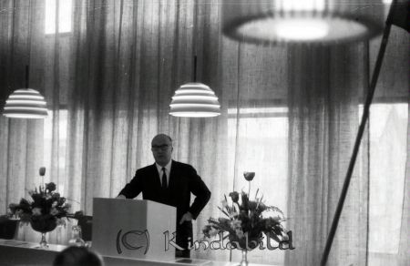 Kommunalhuset Invigning
raja
En man i talarstolen
Nyckelord: Kommunalhuset Kisa